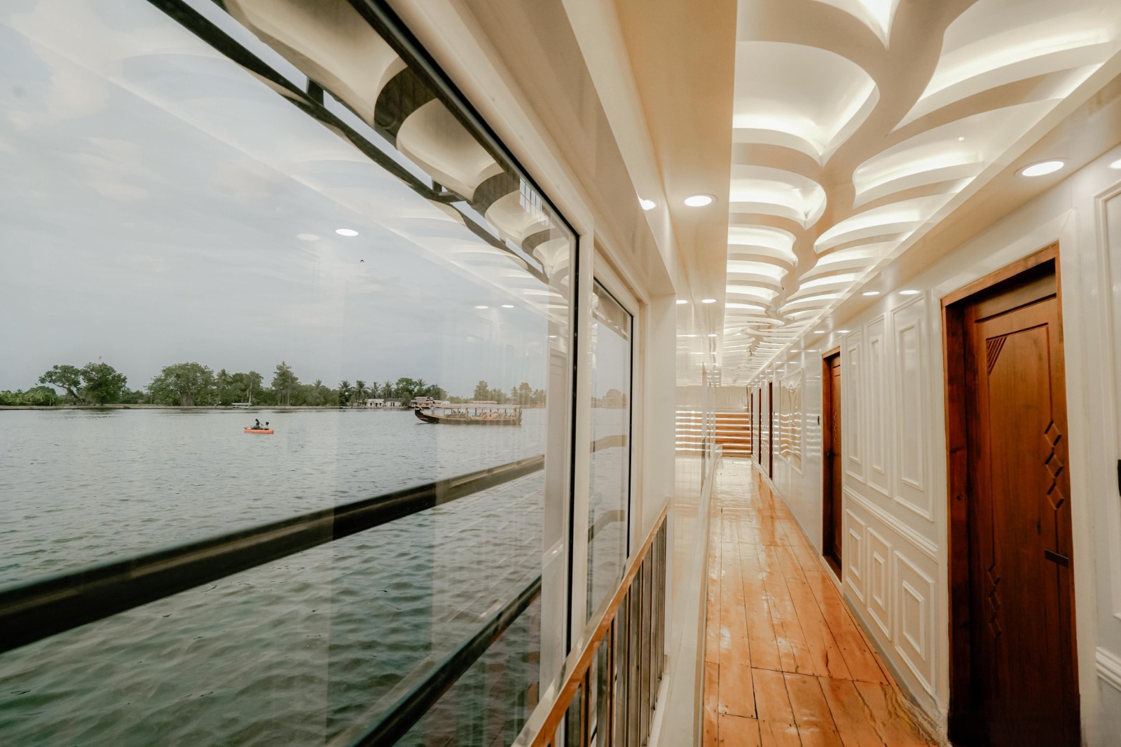 5 bedroom houseboat interior or facilities